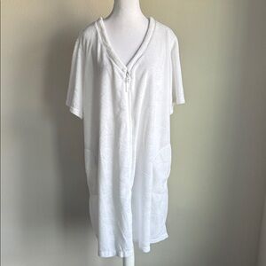 Secret Treasures women’s white zip front robe